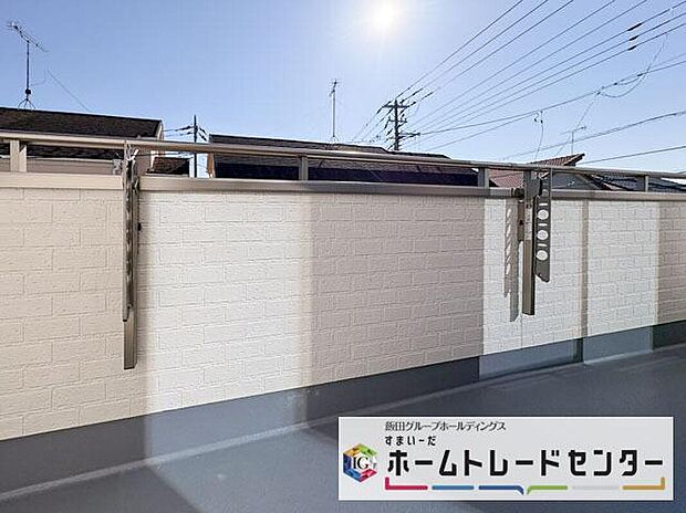 【バルコニー】◆南向きのバルコニーの前には雲以外に太陽を遮るものがありません。お洗濯物も乾きやすく、何より明るく気持ちのいい光が入ってきます。