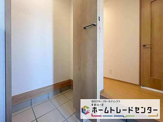 【玄関】◆お家で出会う人々を迎える玄関だからこそ、広々清潔感あふれる空間にしたいものです。採光・通風にも配慮された設計で毎日明るい空間をキープします♪