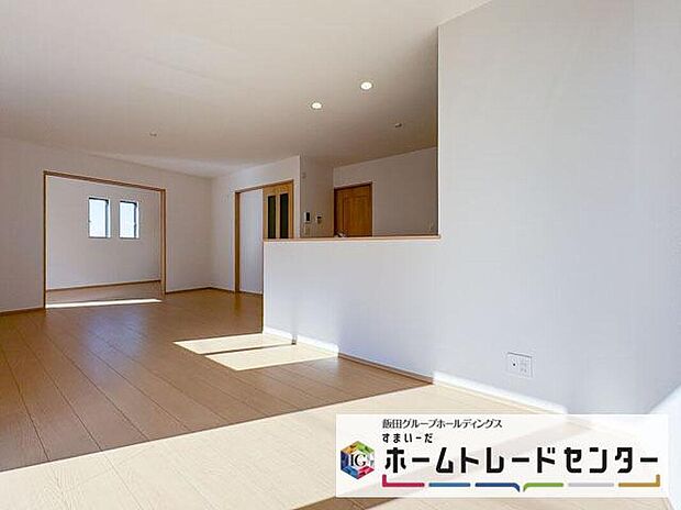 【リビング】◆南向きの大きな窓から明るい陽射しがたっぷり入ります。一日を通して陽射しをしっかり取り込んでくれる2面採光なので、夜まで照明いらずで過ごせます♪