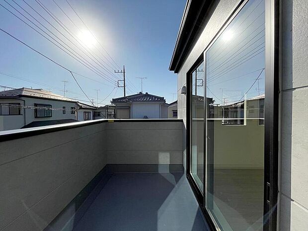 【バルコニー】◆南向きのバルコニーの前には雲以外に太陽を遮るものがありません。お洗濯物も乾きやすく、何より明るく気持ちのいい光が入ってきます。