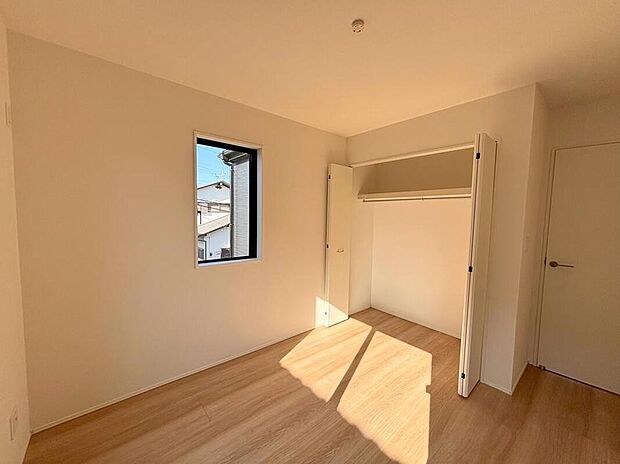 【リビング以外の居室】◆2階の各居室にはそれぞれ収納を完備！しっかりとした容量のスペースを確保しているので、お部屋は美しい空間を保てますね♪