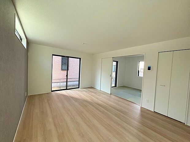 【リビング】◆LDKはご家族みんなが揃う大切な空間です♪テーブルやソファ、カーテン選び、レイアウトを考えるのも楽しいですね♪笑顔溢れる楽しい暮らしをイメージしながらご見学ください♪