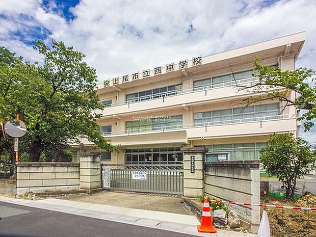 上尾市立西中学校（約1,090m）