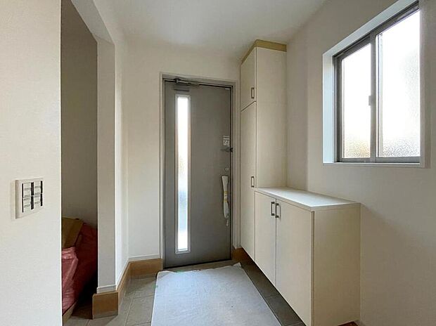 【玄関】◆お家で出会う人々を迎える玄関だからこそ、広々清潔感あふれる空間にしたいものです。採光・通風にも配慮された設計で毎日明るい空間をキープします♪