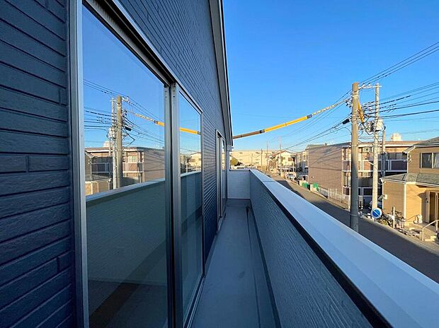 【バルコニー】◆南向きのバルコニーの前には雲以外に太陽を遮るものがありません。お洗濯物も乾きやすく、何より明るく気持ちのいい光が入ってきます。