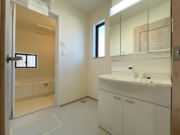 【洗面台・洗面所】◆洗面スペースはお掃除やメンテナンスが楽にできる様に設計されております。ドラム式の洗濯機を配置しても十分なスペースを確保した設計となっております。