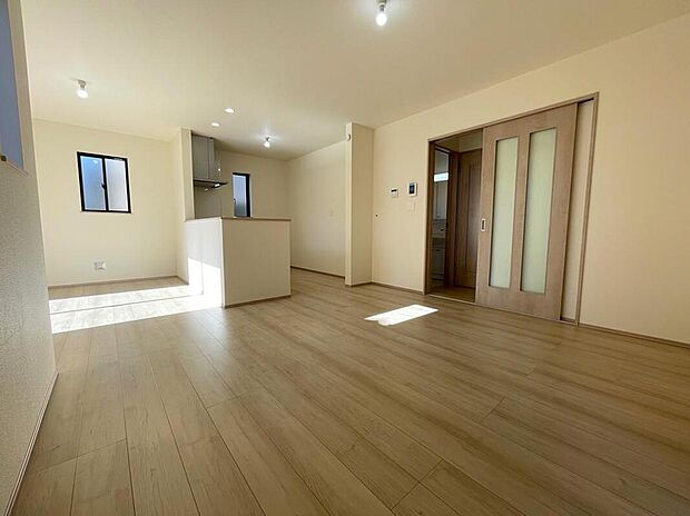 【リビング】◆リビングを温かく居心地の良い空間にしてくれる木目調の柔らかな風合い。休日はご家族みんなの癒しや憩いの場となってくれます♪