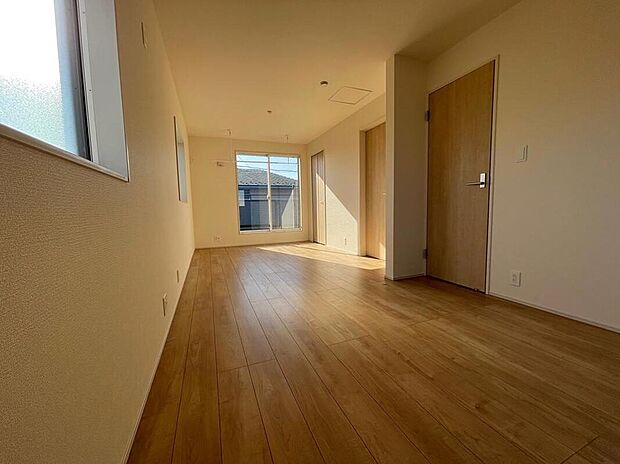 【リビング以外の居室】◆2階の各居室にはそれぞれ収納を完備！しっかりとした容量のスペースを確保しているので、お部屋は美しい空間を保てますね♪