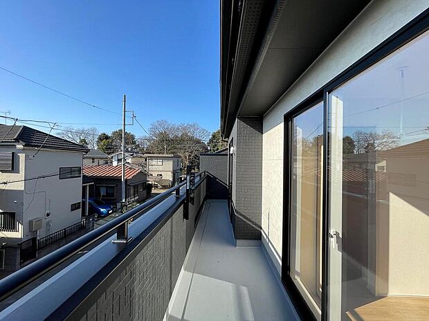 【バルコニー】◆南向きのバルコニーの前には雲以外に太陽を遮るものがありません。お洗濯物も乾きやすく、何より明るく気持ちのいい光が入ってきます。