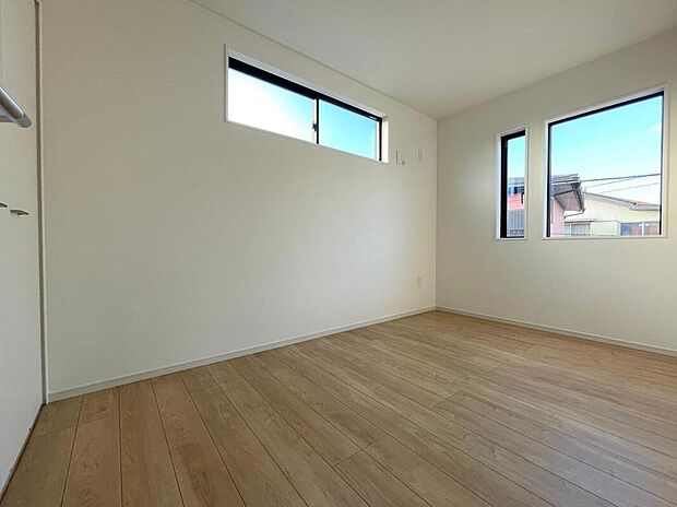 【リビング以外の居室】◆居室のサッシにはペアガラスを採用、高い断熱性による省エネと結露対策に有効です。室内を快適な空間に代えてくれます。現地の通風や採光も実際にご確認下さいませ。