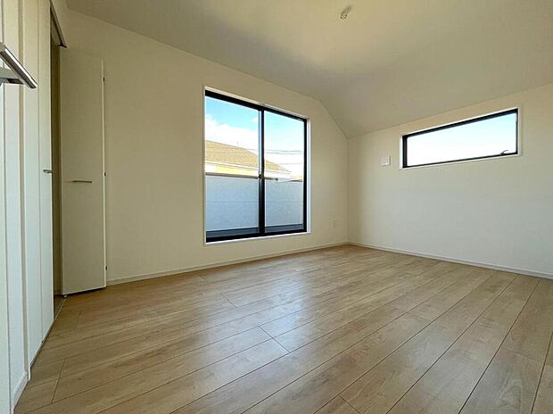 【リビング以外の居室】◆大きなサッシから差し込み陽光がお部屋を明るく、快適にしてくれます。採光、通風良好です。ベーシックな内装はインテリアを引き立ててくれます。