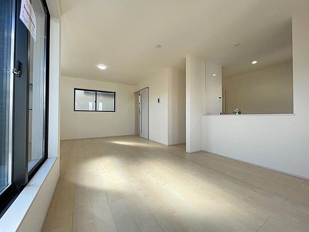 【リビング】◆南向きの大きな窓から明るい陽射しがたっぷり入ります。一日を通して陽射しをしっかり取り込んでくれる2面採光なので、夜まで照明いらずで過ごせます♪