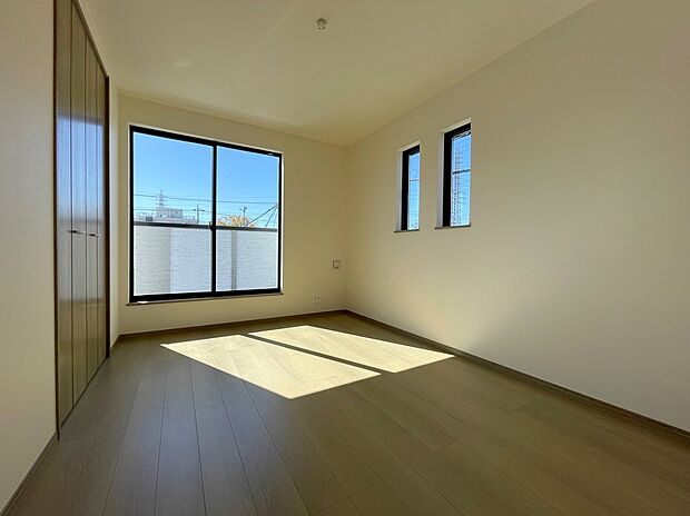 【ベッドルーム】◆居室のサッシにはペアガラスを採用、高い断熱性による省エネと結露対策に有効です。室内を快適な空間に代えてくれます。現地の通風や採光も実際にご確認下さいませ