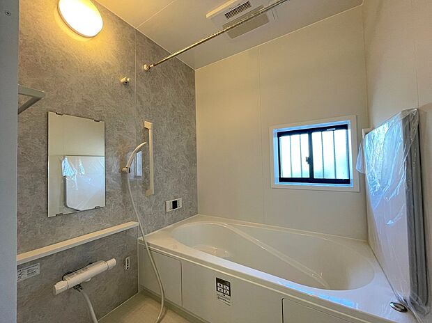 【バスルーム】◆毎日の疲れをいやす浴室は1坪タイプです。足を伸ばしてゆっくりとくつろげます。浴室暖房乾燥機も標準装備です♪