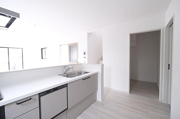 【キッチン】◆人気の対面式キッチン。お食事の準備をしながらでもご家族とのコミュニケーションを楽しめます♪ぜひご見学の際にはキッチンに立ち、生活をイメージしてください。