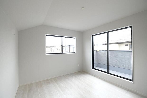 【リビング以外の居室】◆居室のサッシにはペアガラスを採用、高い断熱性による省エネと結露対策に有効です。室内を快適な空間に変えてくれます。現地の通風や採光も実際にご確認下さいませ