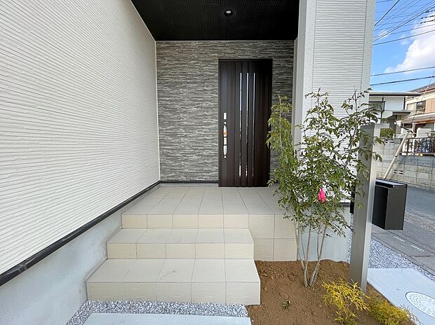 【現地外観写真】◆平日・お仕事帰りなど、いつでもご案内させていただきます!デザイン・目に見える設備面も大切ですが、耐震構造で地震に強い家の為、次代へ繋ぐ強固な住宅です。