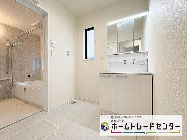 【洗面台・洗面所】◆洗面スペースはお掃除やメンテナンスが楽にできる様に設計されております。ドラム式の洗濯機を配置しても十分なスペースを確保した設計となっております。