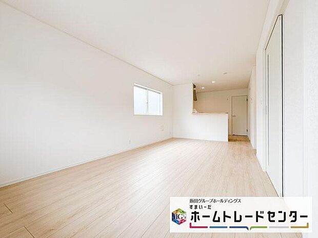 【リビング】◆南向きの大きな窓から明るい陽射しがたっぷり入ります。一日を通して陽射しをしっかり取り込んでくれる2面採光なので、夜まで照明いらずで過ごせます♪