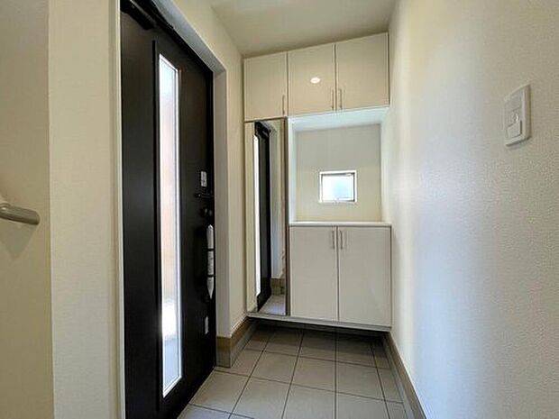 【玄関】◆お家で出会う人々を迎える玄関だからこそ、広々清潔感あふれる空間にしたいものです。採光・通風にも配慮された設計で毎日明るい空間をキープします♪