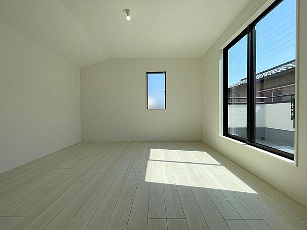 【リビング以外の居室】◆居室のサッシにはペアガラスを採用、高い断熱性による省エネと結露対策に有効です。室内を快適な空間に代えてくれます。現地の通風や採光も実際にご確認下さいませ