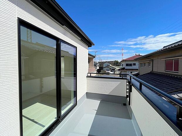 【バルコニー】◆南向きのバルコニーの前には雲以外に太陽を遮るものがありません。お洗濯物も乾きやすく、何より明るく気持ちのいい光が入ってきます。