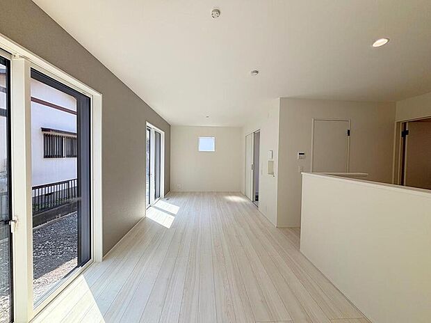 【リビング】◆大きな窓は遮音性に優れたペアガラスの窓となっています。リビングでたくさんはしゃいで遊んでも、お子様の声を気にしなくて大丈夫です♪