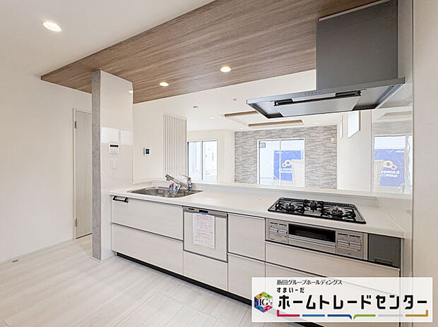 【キッチン】◆人気の対面式キッチン。お食事の準備をしながらでもご家族とのコミュニケーションを楽しめます♪ぜひご見学の際にはキッチンに立ち、生活をイメージしてください。
