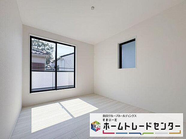 【リビング以外の居室】◆居室のサッシにはペアガラスを採用、高い断熱性による省エネと結露対策に有効です。室内を快適な空間に代えてくれます。現地の通風や採光も実際にご確認下さいませ。