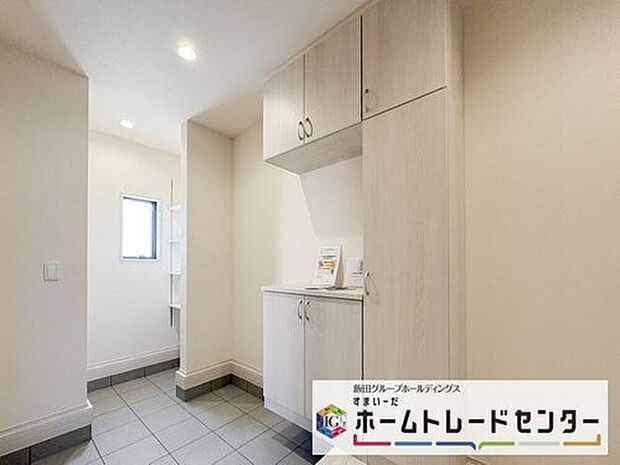 【玄関】◆お家で出会う人々を迎える玄関だからこそ、広々清潔感あふれる空間にしたいものです。採光・通風にも配慮された設計で毎日明るい空間をキープします♪