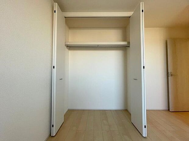 【リビング以外の居室】◆2階の各居室にはそれぞれ収納を完備！しっかりとした容量のスペースを確保しているので、お部屋は美しい空間を保てますね♪