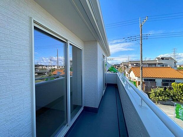 【バルコニー】◆南向きのバルコニーの前には雲以外に太陽を遮るものがありません。お洗濯物も乾きやすく、何より明るく気持ちのいい光が入ってきます。