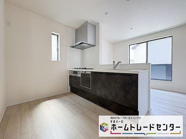 【キッチン】◆人気の対面式キッチン。お食事の準備をしながらでもご家族とのコミュニケーションを楽しめます♪ぜひご見学の際にはキッチンに立ち、生活をイメージしてください。