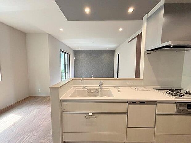 【キッチン】◆人気の対面式キッチン。お食事の準備をしながらでもご家族とのコミュニケーションを楽しめます♪ぜひご見学の際にはキッチンに立ち、生活をイメージしてください。