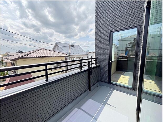 【バルコニー】◆バルコニーの前には雲以外に太陽を遮るものがありません。お洗濯物も乾きやすく、何より明るく気持ちのいい光が入ってきます。

