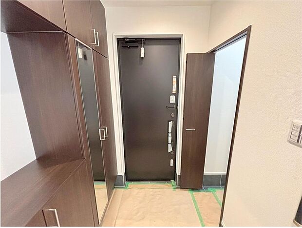 【玄関】◆お家に出会う人々を迎える玄関だからこそ、広々清潔感あふれる空間にしたいものです。採光・通風にも配慮された設計で毎日明るい空間をキープします♪