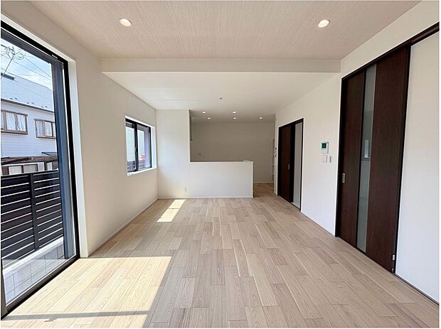 【リビング】◆リビングを温かく居心地の良い空間にしてくれる木目調の柔らかな風合い。休日はご家族みんなの癒しや憩いの場となってくれます♪