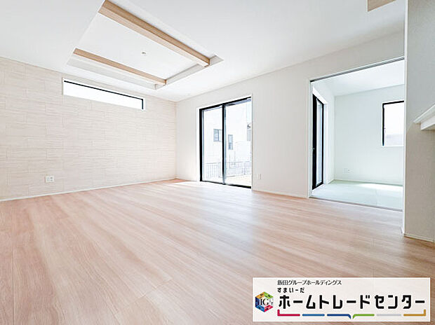 【リビング】◆大きな窓は遮音性に優れたペアガラスの窓となっています。リビングでたくさんはしゃいで遊んでも、お子様の声を気にしなくて大丈夫です♪