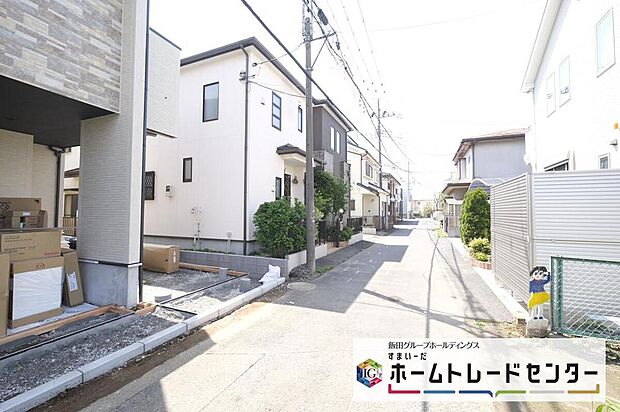 【前面道路含む現地写真】◆平日・お仕事帰りなど、いつでもご案内させていただきます！デザイン・目に見える設備面も大切ですが、耐震構造で地震に強い家の為、次代へ繋ぐ強固な住宅です。
