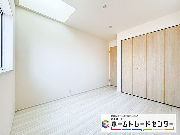 【リビング以外の居室】◆2階の各居室にはそれぞれ収納を完備！しっかりとした容量のスペースを確保しているので、お部屋は美しい空間を保てますね♪
