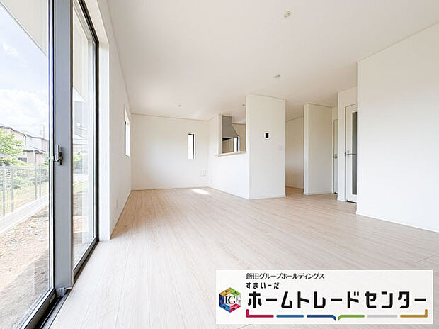 【リビング】◆リビングを温かく居心地の良い空間にしてくれる木目調の柔らかな風合い。休日はご家族みんなの癒しや憩いの場となってくれます♪