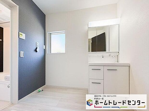 【洗面台・洗面所】◆洗面スペースはお掃除やメンテナンスが楽にできる様に設計されております。ドラム式の洗濯機を配置しても十分なスペースを確保した設計となっております。