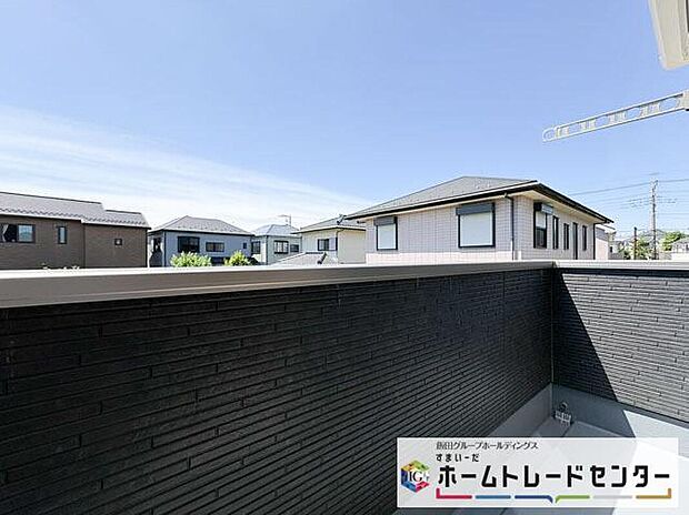 【バルコニー】◆南向きのバルコニーの前には雲以外に太陽を遮るものがありません。お洗濯物も乾きやすく、何より明るく気持ちのいい光が入ってきます。