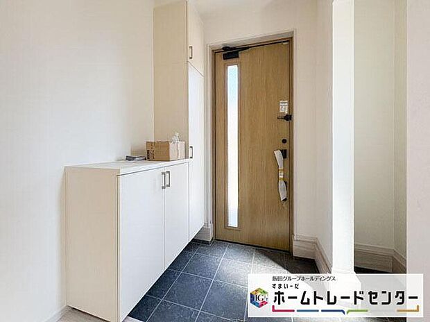 【玄関】◆お家で出会う人々を迎える玄関だからこそ、広々清潔感あふれる空間にしたいものです。採光・通風にも配慮された設計で毎日明るい空間をキープします♪