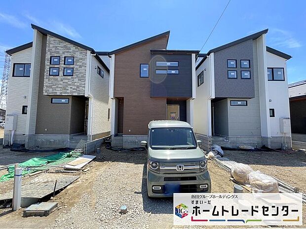 【現地外観写真】◆全棟44坪以上の敷地をご用意しております。並列駐車2台分の駐車スペースを、建物奥にはお庭スペースが御座いますので、敷地内にも開放感がございます♪
