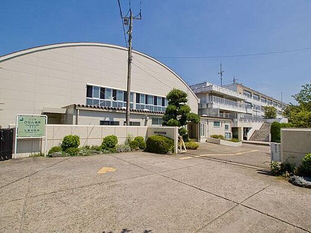 さいたま市立七里中学校(約550m)