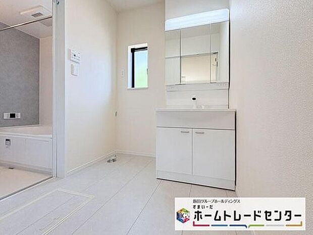 【洗面台・洗面所】◆洗面スペースはお掃除やメンテナンスが楽にできる様に設計されております。ドラム式の洗濯機を配置しても十分なスペースを確保した設計となっております。