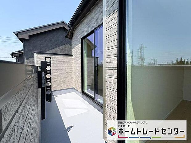 【バルコニー】◆南向きのバルコニーの前には雲以外に太陽を遮るものがありません。お洗濯物も乾きやすく、何より明るく気持ちのいい光が入ってきます。