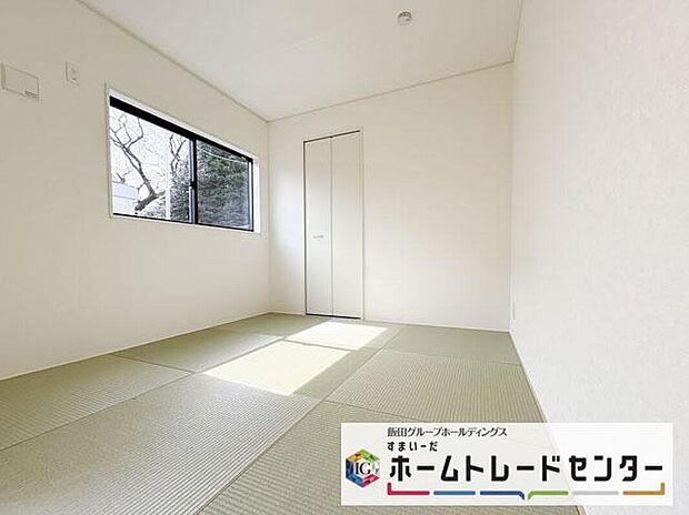 【リビング以外の居室】◆リビングと隣接したお部屋では、ゴロゴロする、お子様を寝かせる、客間として利用するなど、ライフスタイルに合わせて変化をもたらすことができます。