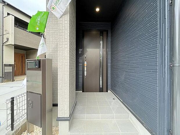 【玄関】◆TVモニター付きインターホンはカラーモニターで来訪者もひとめで分かります♪留守の間の来訪者が確認できる嬉しい録画機能付き！お子様が一人で留守番の間も安心です。